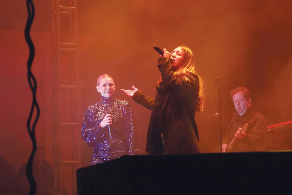“Es posible que hemos presenciado una próxima muy talentosa artista”, expresó Kika Edgar tras cantar con una fan sonorense de nombre Valeria Cruz. FOTO: CORTESÍA ISC