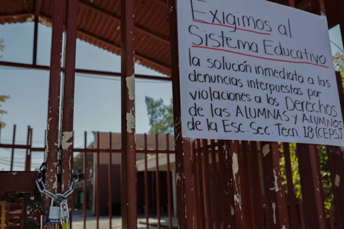 Toman padres de familia Secundaria Técnica #18 por maltrato de docentes hacia alumnos
