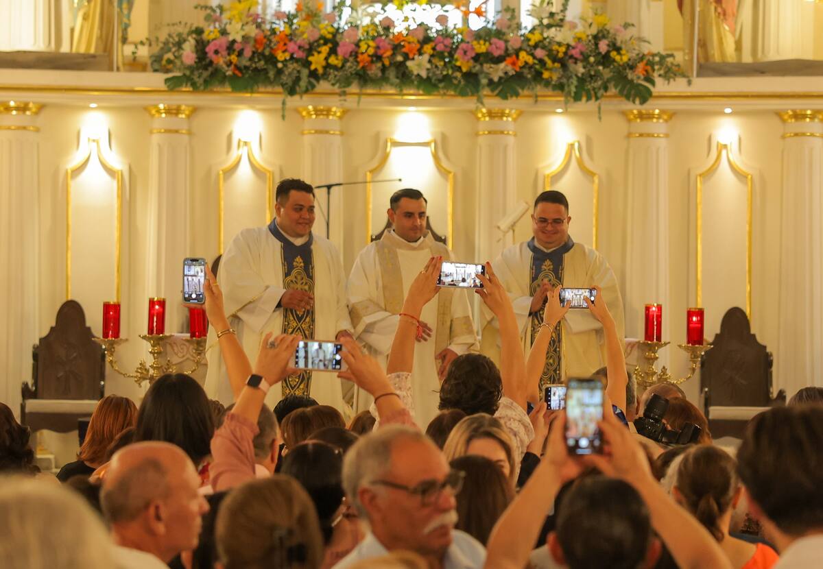 Heriberto Pérez, Germán Valdez
y Érick Domínguez luego de la ceremonia de ordenación. FOTO: GERARDO GONSÁLEZ