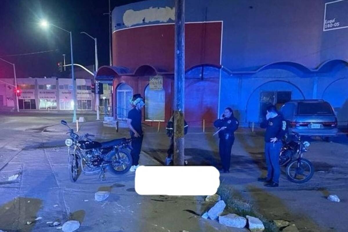 Chocan contra poste en Centro Cívico