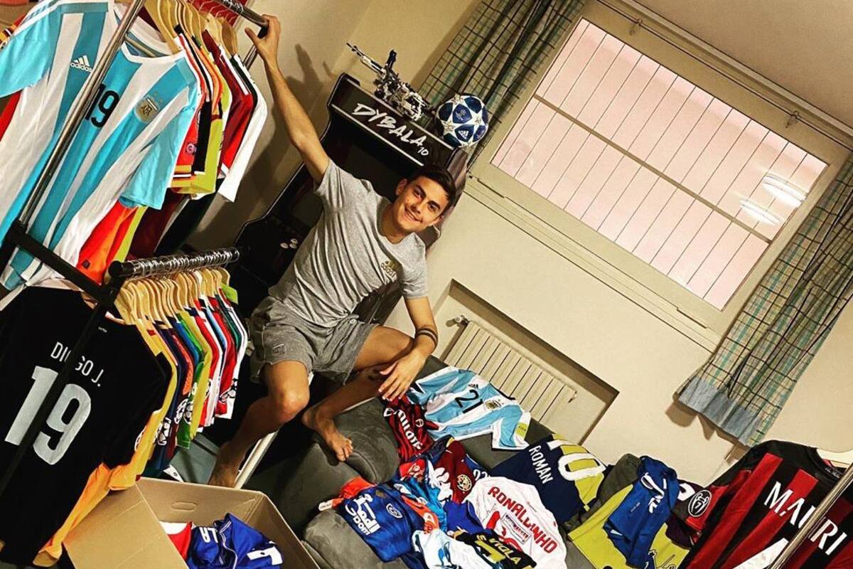 En medio de la cuarentena, Dybala presume su colección de jerseys