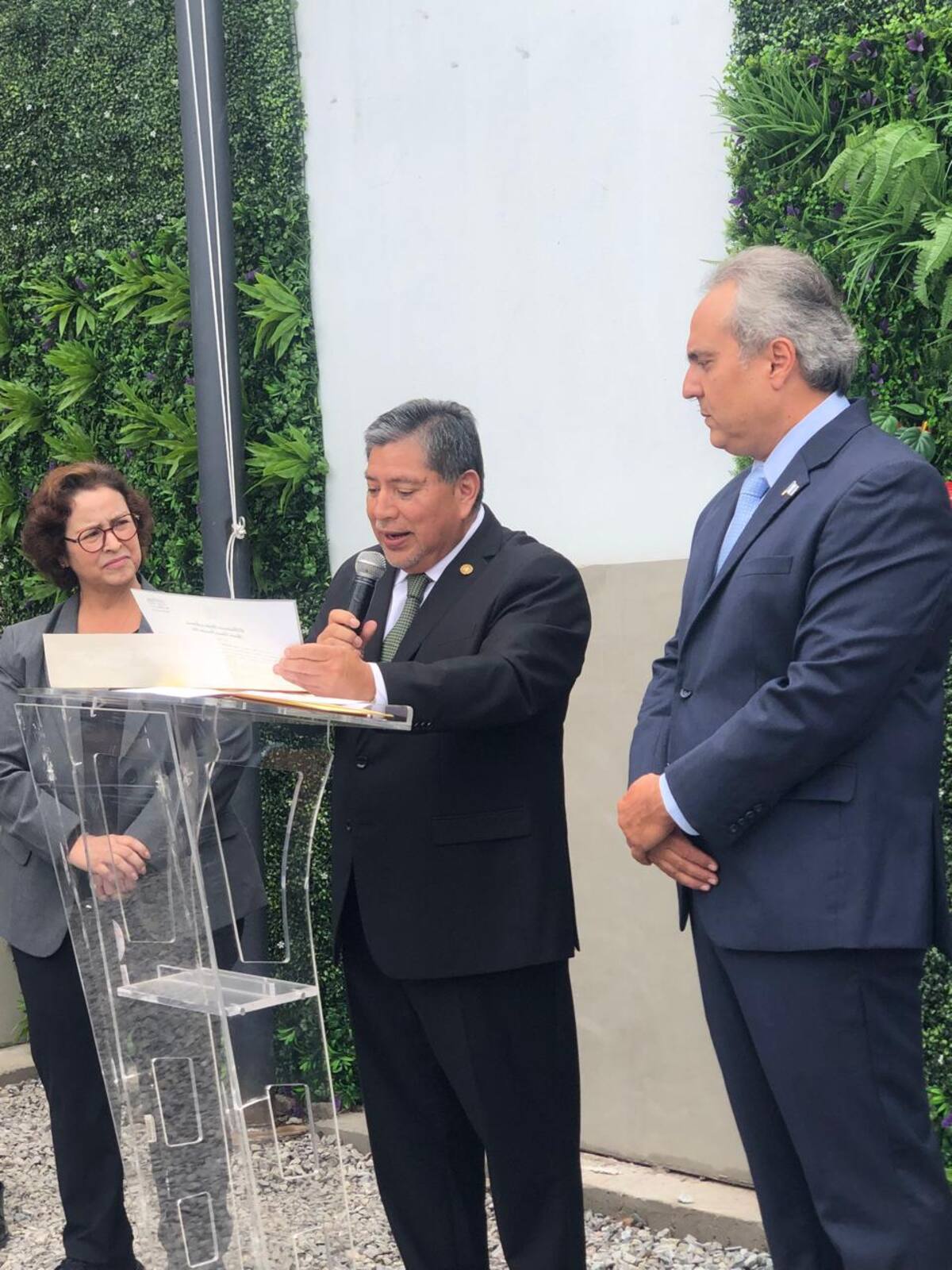El Cónsul General de Guatemala en Tijuana, Erick Cardona Chávez, dijo que en el año 2002 se abrió un consulado en Tijuana para poder atender a los migrantes de ese País.