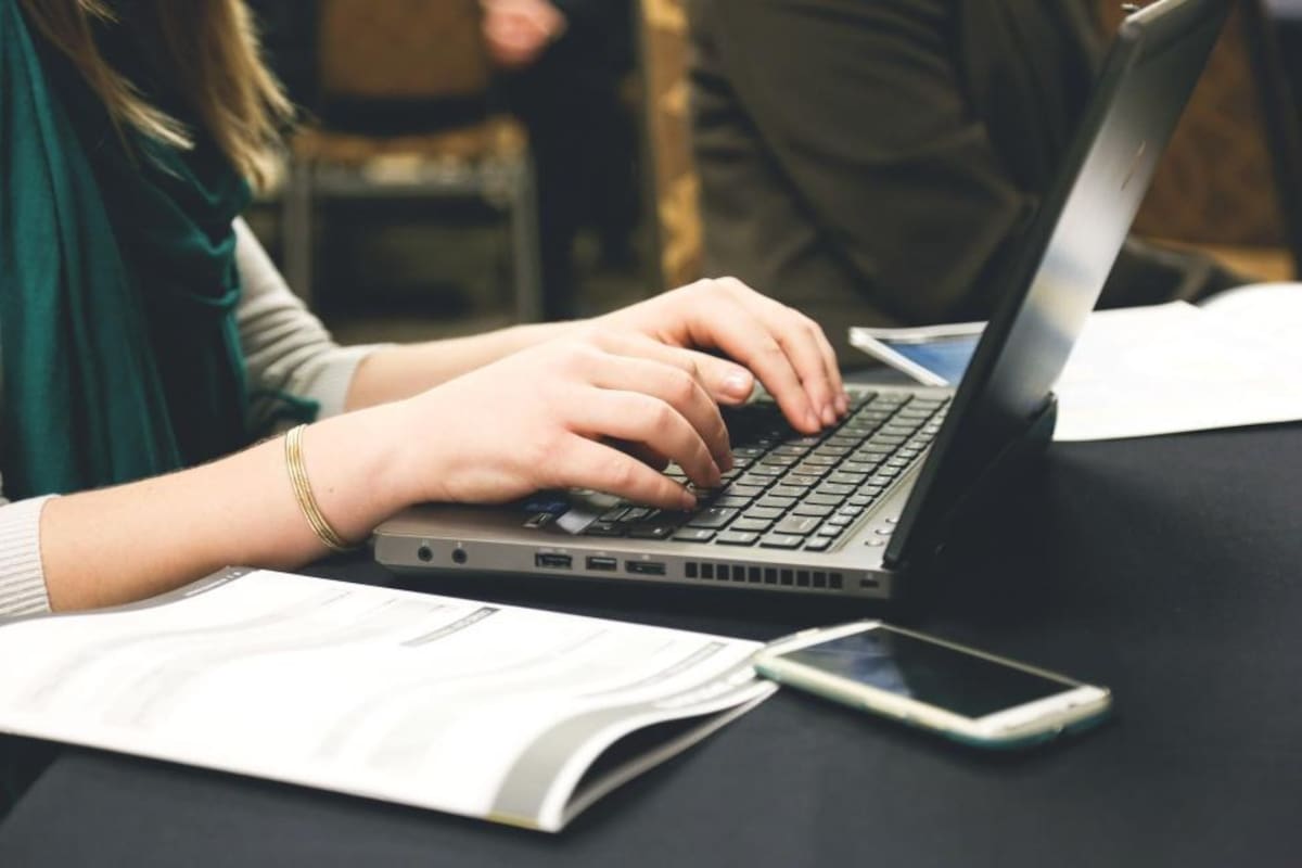Profeco publica guía para elegir entre laptop o tableta para estudiantes
