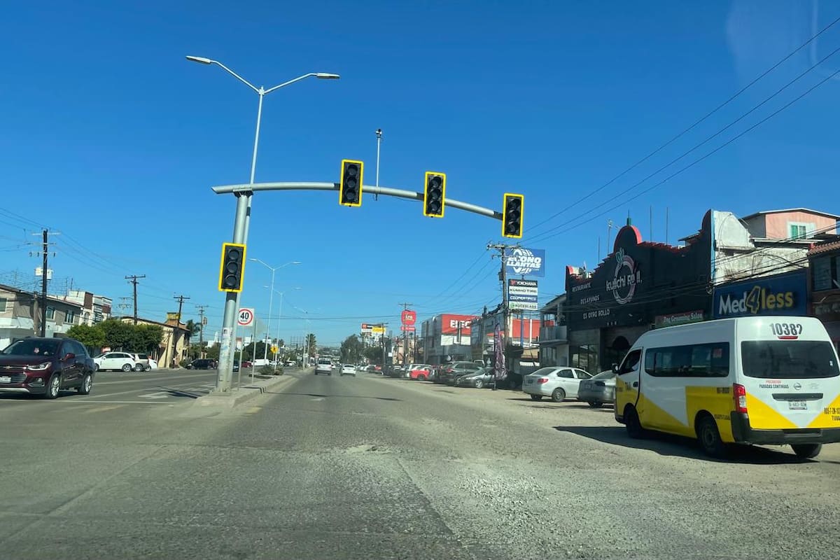Nuevo sistema de semáforos inteligentes busca agilizar tráfico en Rosarito