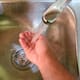 Residentes de Yuma piden revisar aumentos en tarifas del agua; Condado busca reunión pública