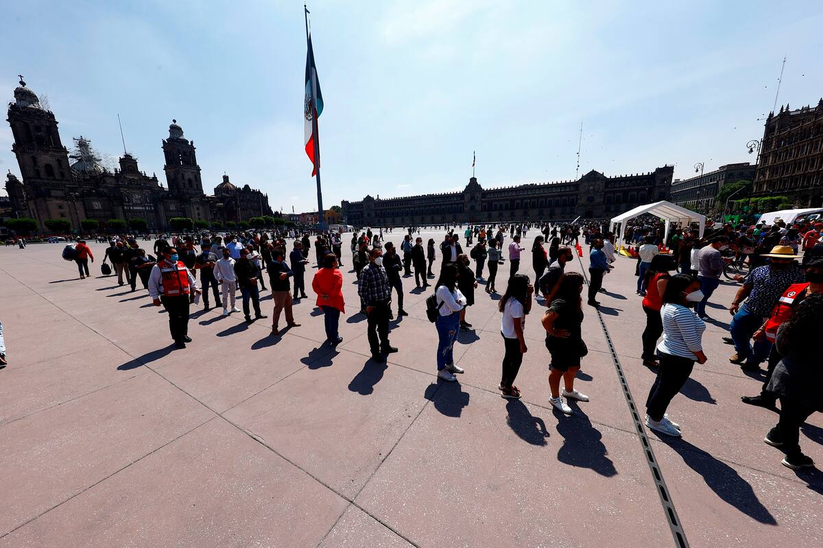 MEX5130. CIUDAD DE MÉXICO (MÉXICO), 21/06/2021.- Trabajadores desalojan sus oficinas hoy, durante el Macrosimulacro en Ciudad de México. El simulacro de terremoto realizado este lunes en México fue "un éxito" en la capital, ya que sonaron el 99 % de los altavoces que emiten alerta sísmica y la participación fue "muy alta", informó la jefa de Gobierno, Claudia Sheinbaum. EFE/ Carlos Ramírez