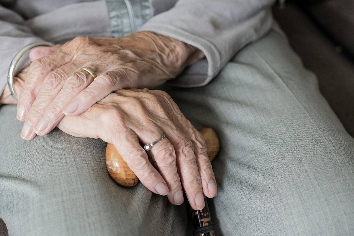Abuelitos se adaptan al aislamiento