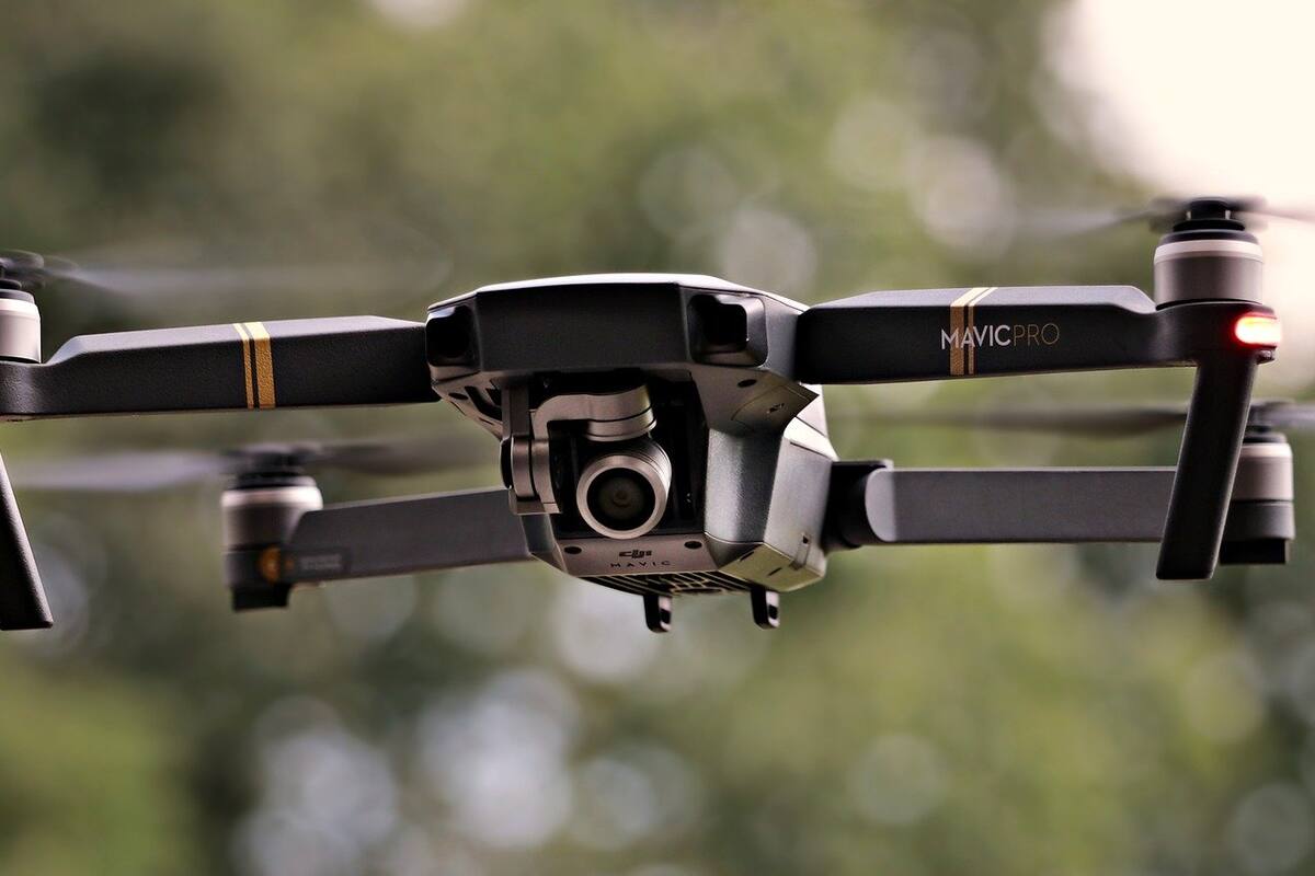California: Detienen a un hombre y a una mujer por pasar droga con un dron a una cárcel