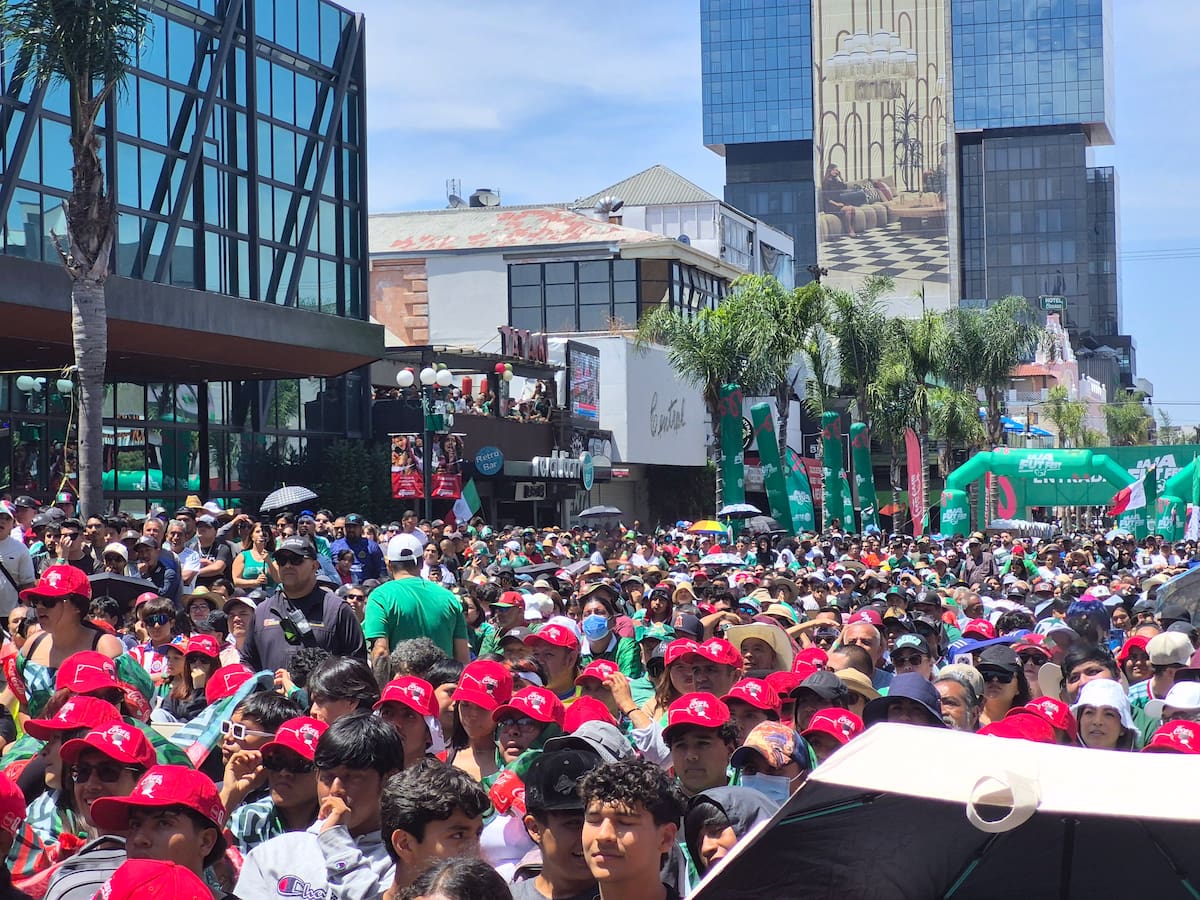 Familias y grupos de amigos siguieron el partido inaugural de la Selección Mexicana en el Baja Fut Fest y festejaron el resultado de 2-0 frente a Sudáfrica. Foto: Michelle Castillo.