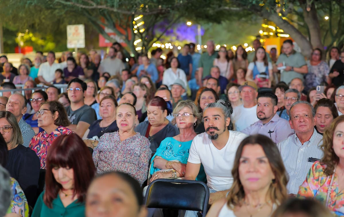 Los hermosillenses se deleitaron con el repertorio musical del tenor Arturo Chacón en la Plaza Alonso Vidal.