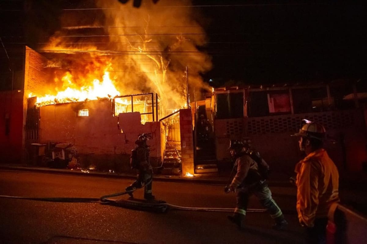 Fuerte incendio consume vivienda en la colonia Independencia; bomberos rescatan a dos mujeres