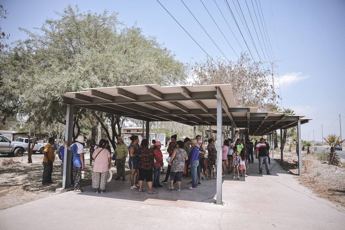 Los vecinos tuvieron que pasar toda la noche sin energía eléctrica, algunos sin poder dormir ante el calor que azota la región. En la colonia habitan desde bebés de meses hasta personas mayores de 70 años. Foto: Daniel Reséndiz
