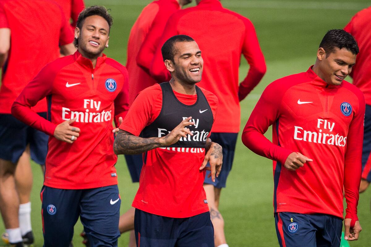 Dani Alves será el capitán de la selección de fútbol brasileña