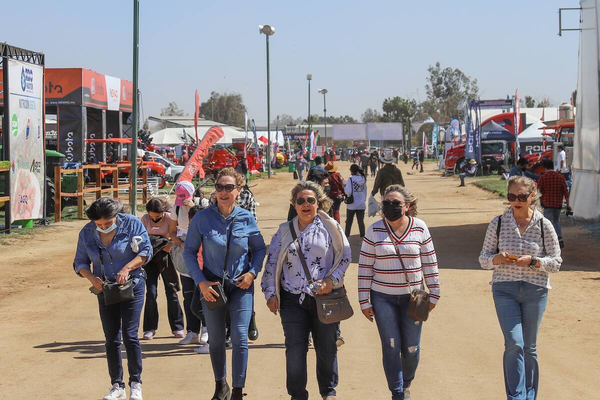 AgroBaja: Disfrutan visitantes la variedad de los productos en la expo