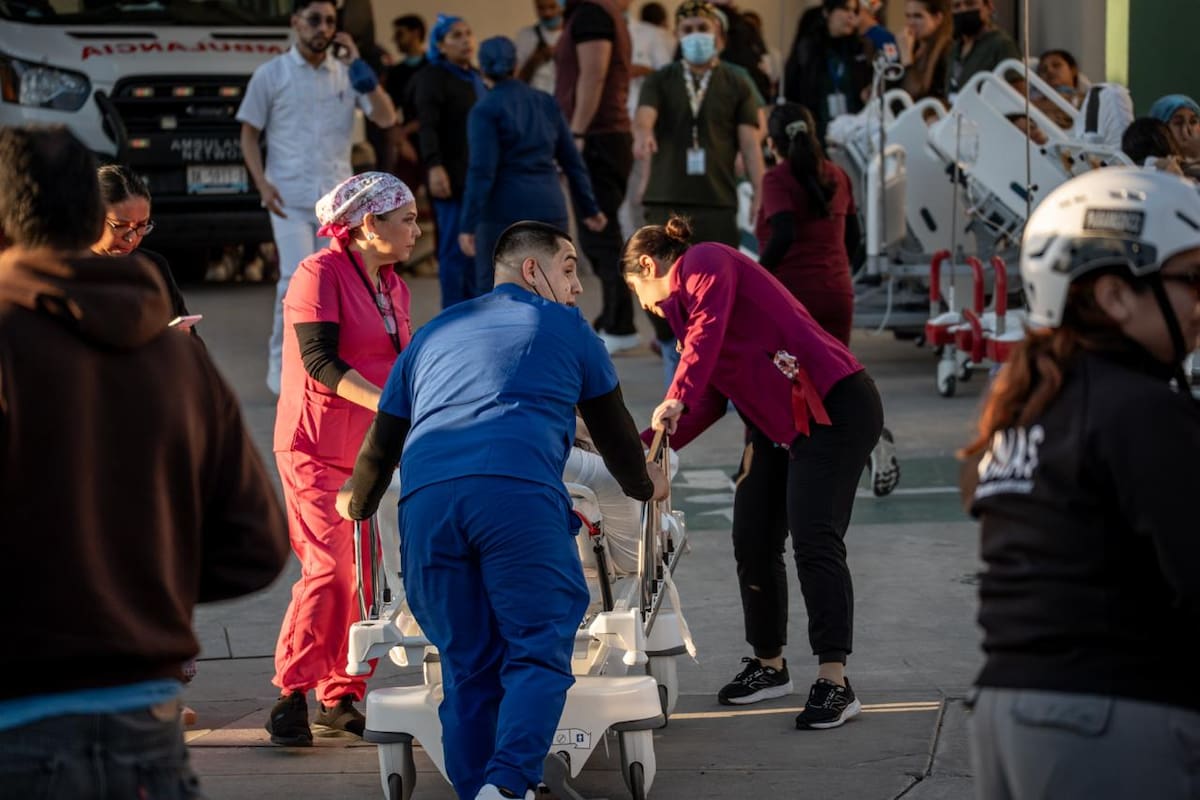 El fuego inició en el área de motores de aire acondicionado y generó la evacuación de personal, pacientes y visitantes. Foto: Border Zoom