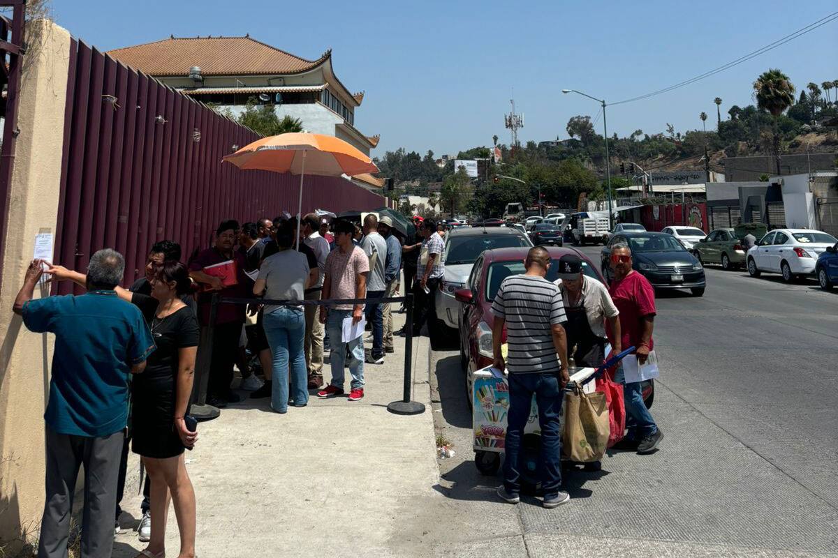 Realizan largas filas choferes de plataformas