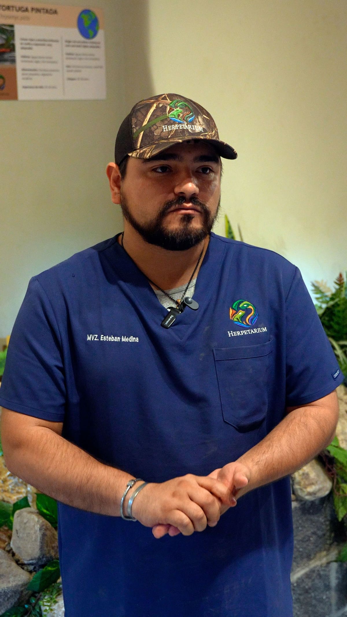 Médico veterinario especialista en reptiles y anfibios del Bosque y Zoológico de la Ciudad, Esteban Medina.│Foto: Arturo Ceceña
