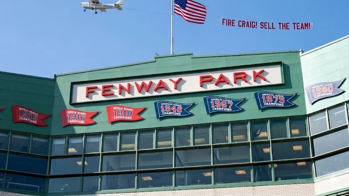 Avioneta sobrevuela Fenway Park con el mensaje “despidan a Craig y vendan el equipo” en plena crisis de Boston Red Sox en la MLB 2026