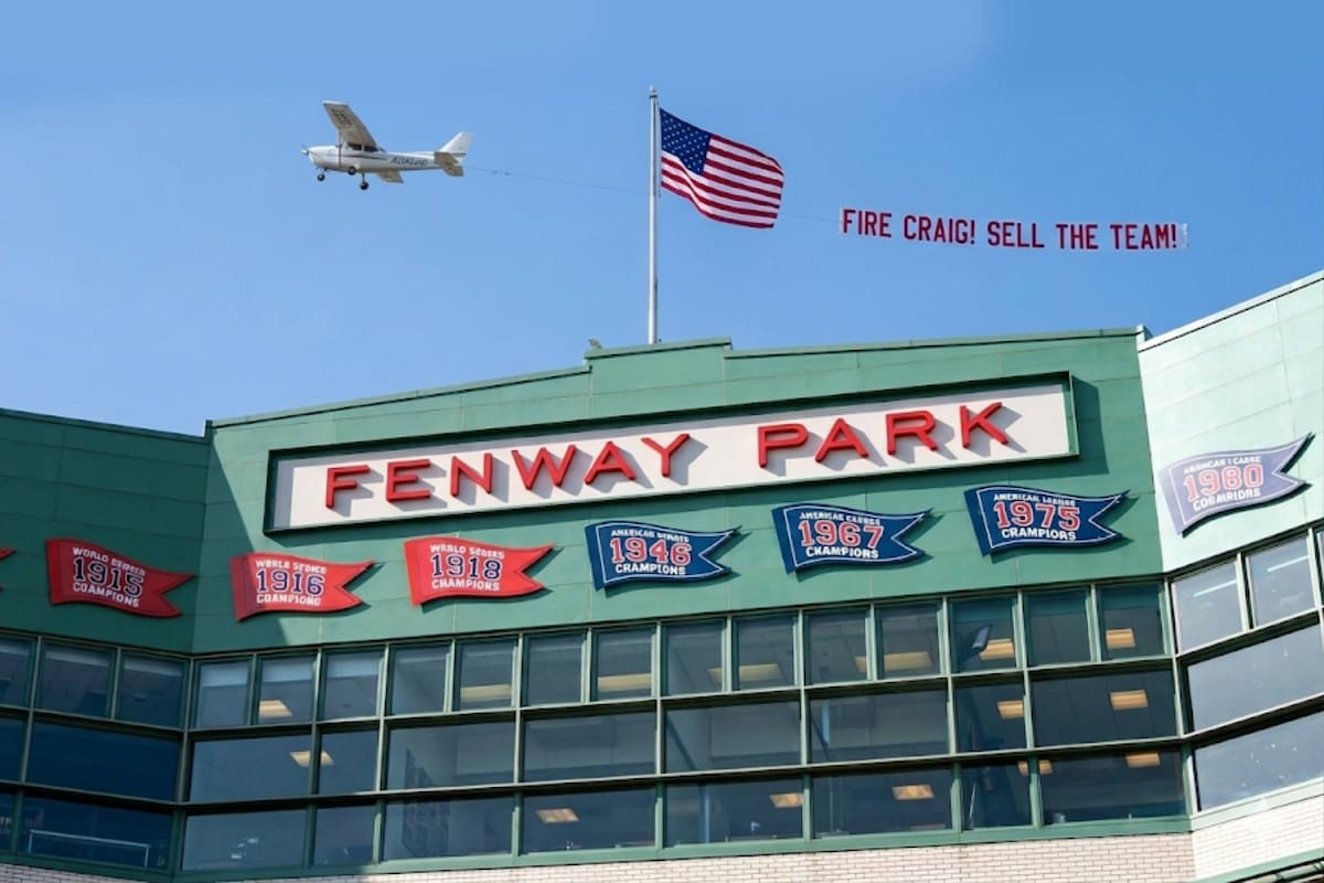 Avioneta sobrevuela Fenway Park con el mensaje “despidan a Craig y vendan el equipo” en plena crisis de Boston Red Sox en la MLB 2026