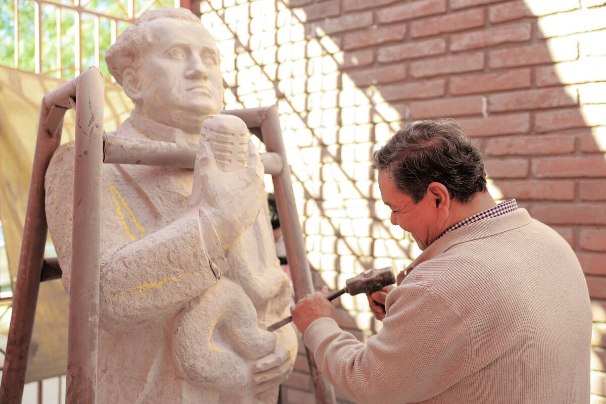 Hugo Darío Ruiz Rosas, profesor de la Universidad de Sonora, es el artista escultor encargado de tallar el monumento del doctor Alfonso Ortiz Tirado.