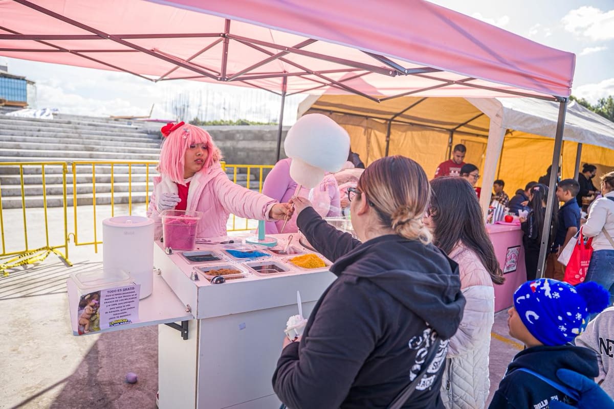 Ciudadanos y emprendedores participan en la “Marcha de los Milagros” para apoyar a una niña con hidrocefalia en Tijuana. Foto: Border Zoom