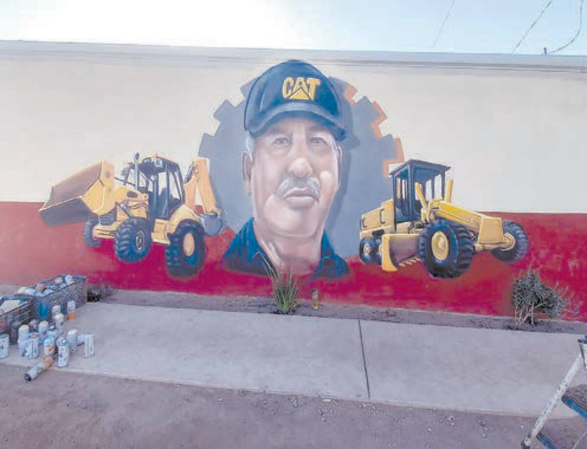 El hombre trabajador y sus máquinas también ha sido pintado por los jóvenes artistas.