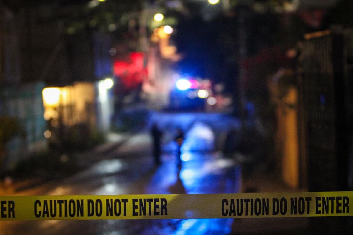 Policías municipales localizaron a una persona sin vida dentro de un tambo de plástico y procedieron a asegurar el área. Foto: Border Zoom