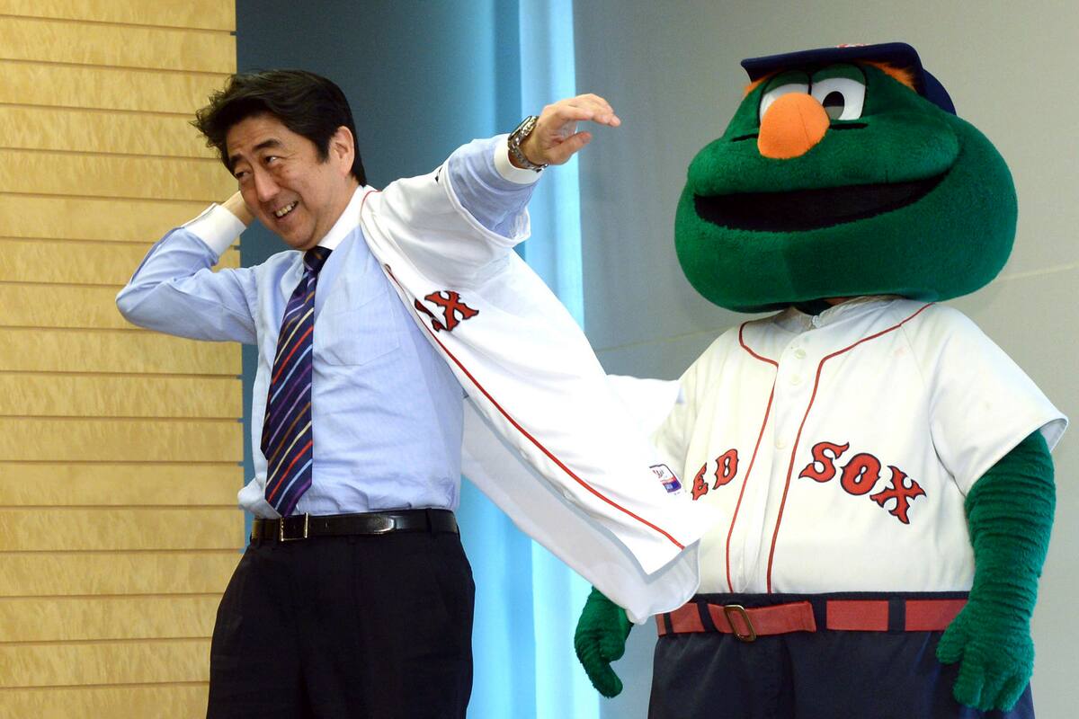 Shinzo Abe junto a Wally, la mascota de los Red Sox. | Foto:  REUTERS/Yoshikazu Tsuno