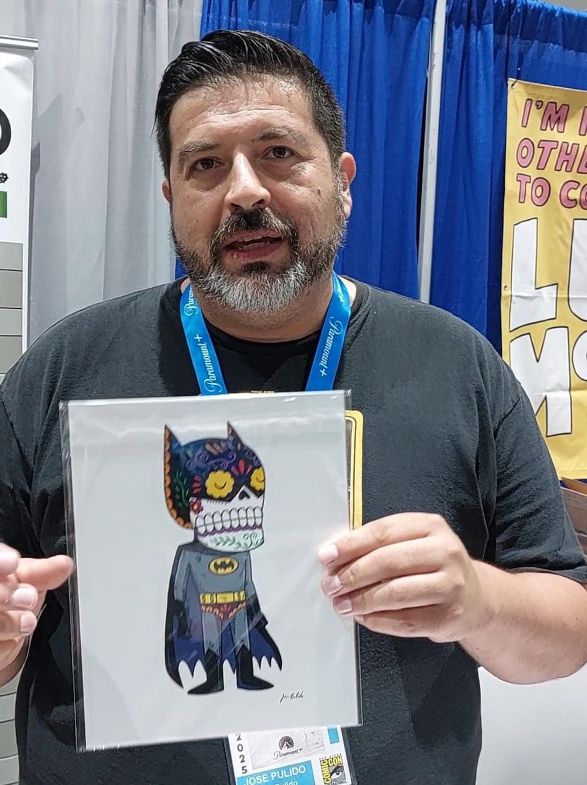 José Pulido lleva sus “calaveritas” al estilo Día de Muertos a Comic-Con 2025, fusionándolas con íconos pop como Batman. Foto: Glenn Sánchez