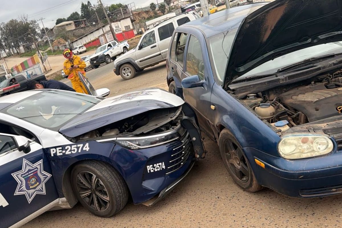 Patrulla provoca choque en Maneadero; no hay lesionados