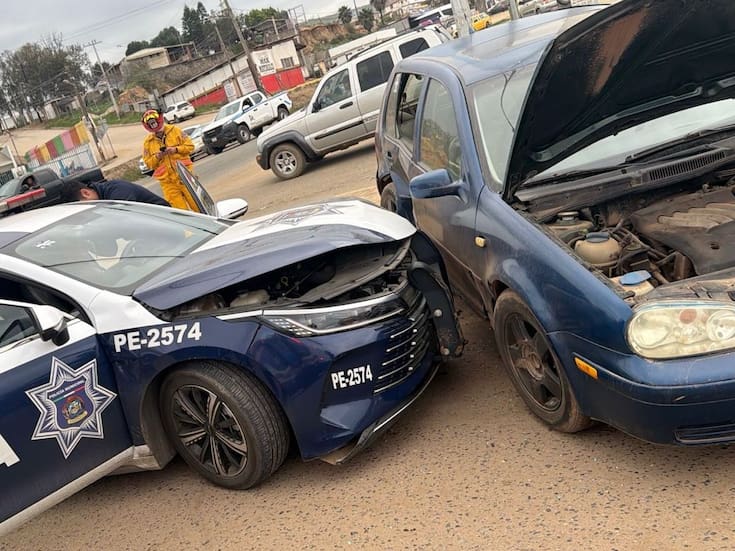 Patrulla provoca choque en Maneadero; no hay lesionados