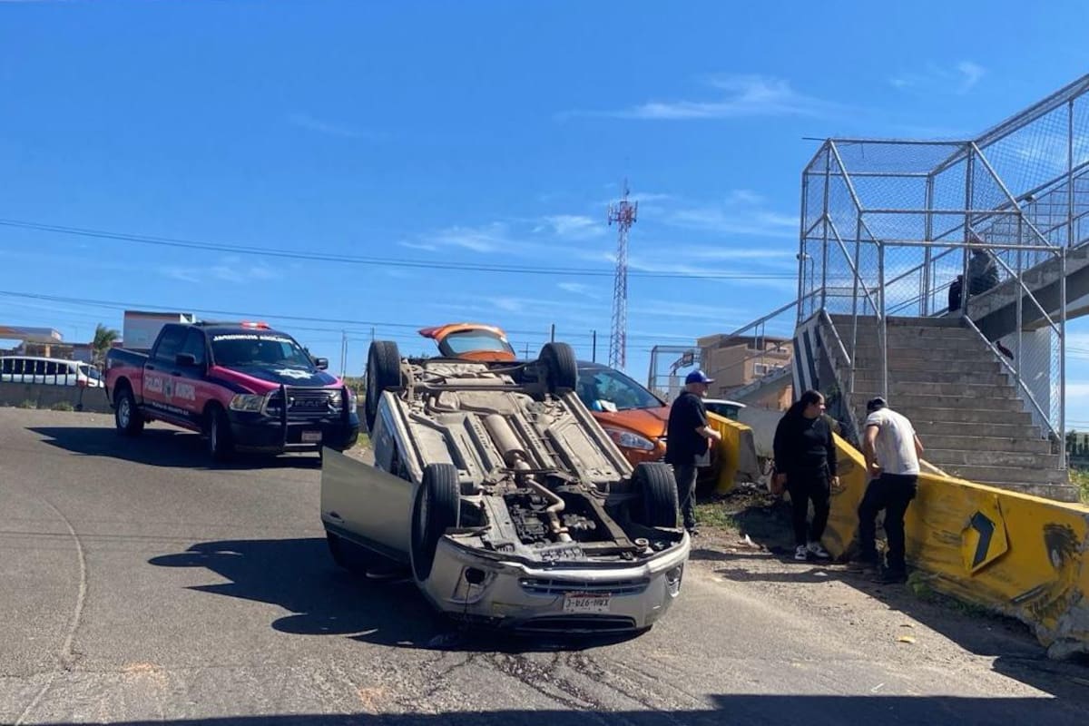 Volcadura en acceso a zona turística de Rosarito deja un lesionado leve