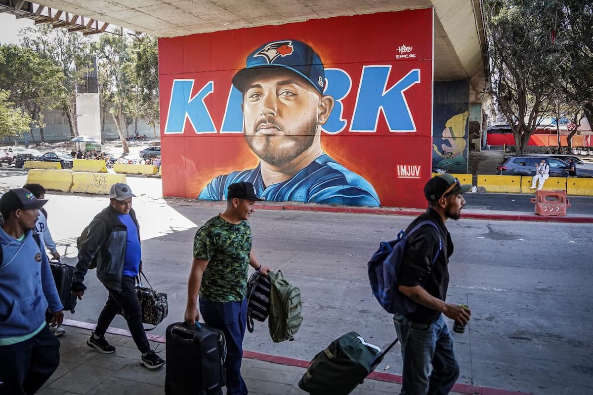 Un mural de más de cinco metros de altura ubicado cerca de la garita de San Ysidro realizado por el artista urbano Mode Orozco. Foto: Border Zoom