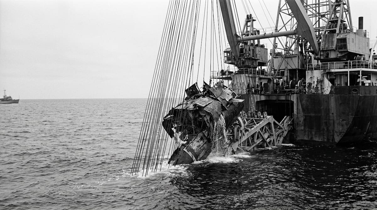 Durante la recuperación, una parte del submarino se desprendió y volvió al fondo del Pacífico, mientras otra sección llegó a la superficie.