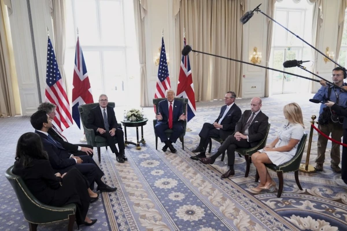 El presidente Donald Trump (centro) y el primer ministro británico, Keir Starmer (centro-izquierda), hablan con los medios durante una reunión en el campo de golf Trump Turnberry, en Turnberry, Escocia, el lunes 28 de julio de 2025. | Crédito: AP/Jacquelyn Martin