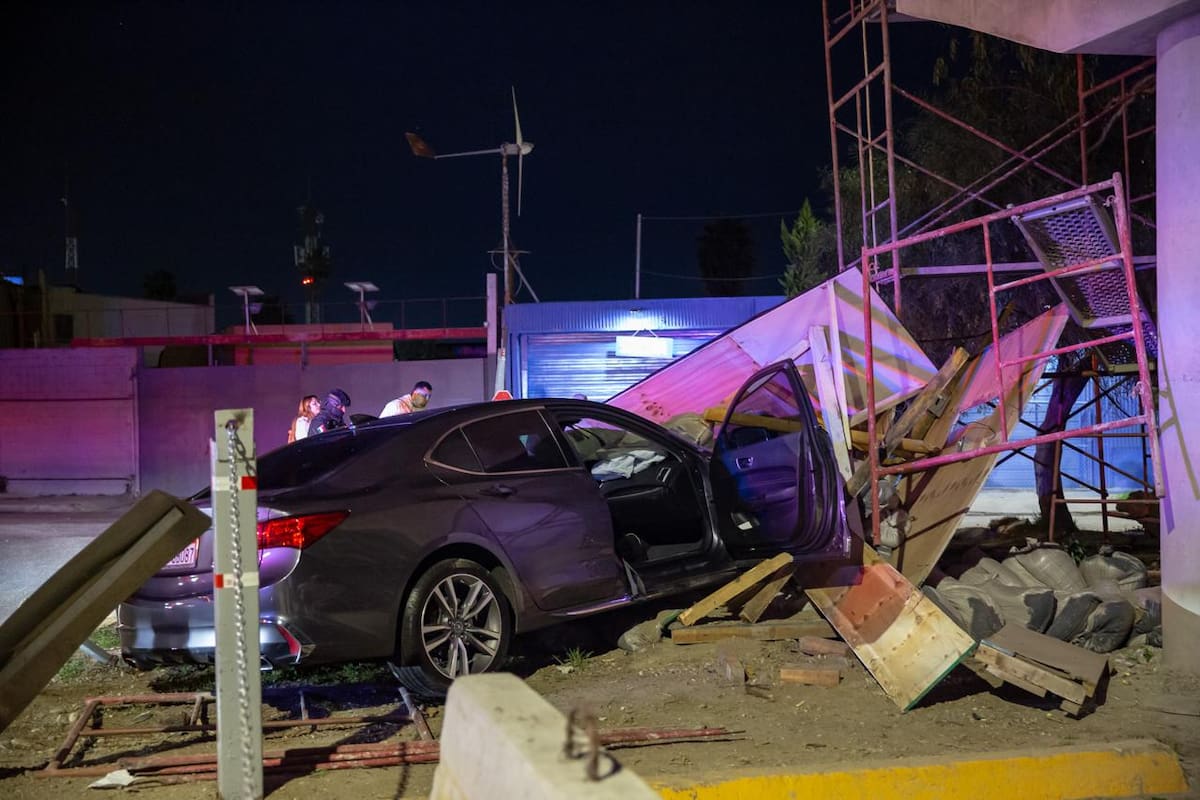 El accidente ocurrió sobre la carretera al Aeropuerto y dejó únicamente daños materiales. Foto: Border Zoom