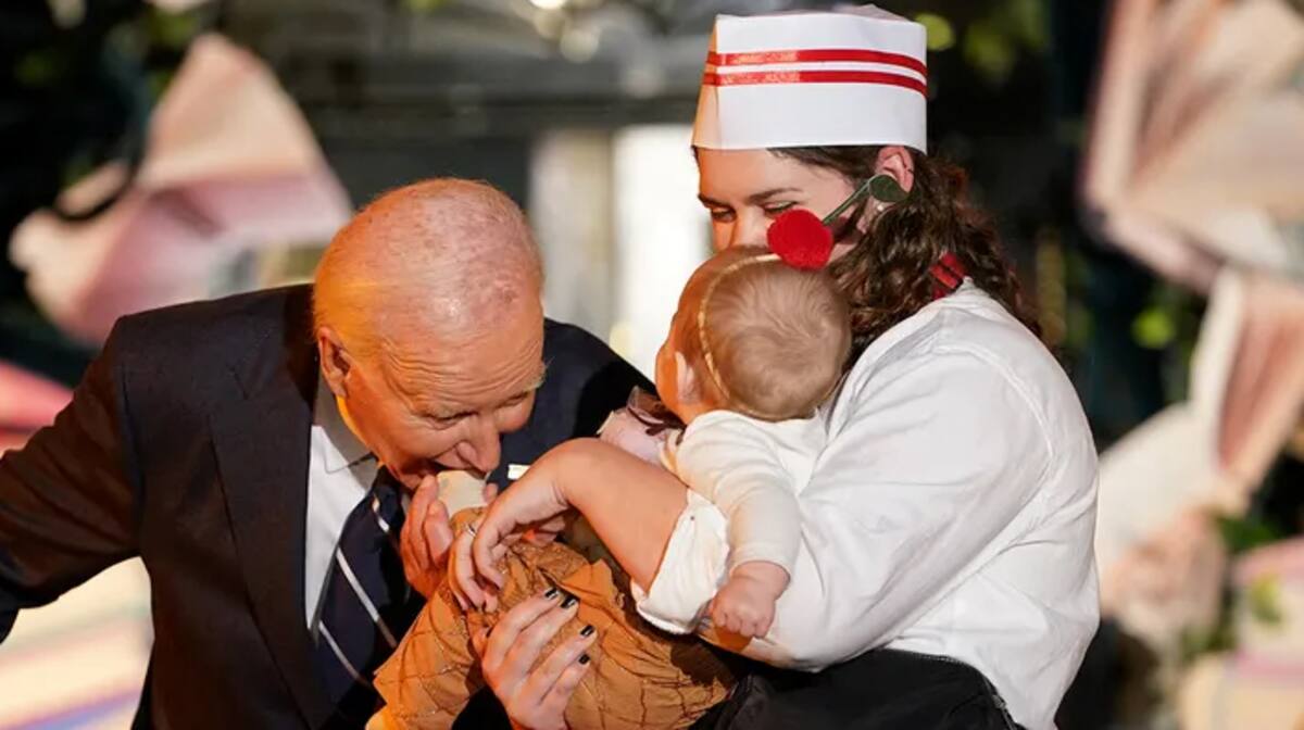 Joe Biden "mordiendo" a un bebé vestido de helado durante el evento de Halloween 2024./Foto: Fox News.
