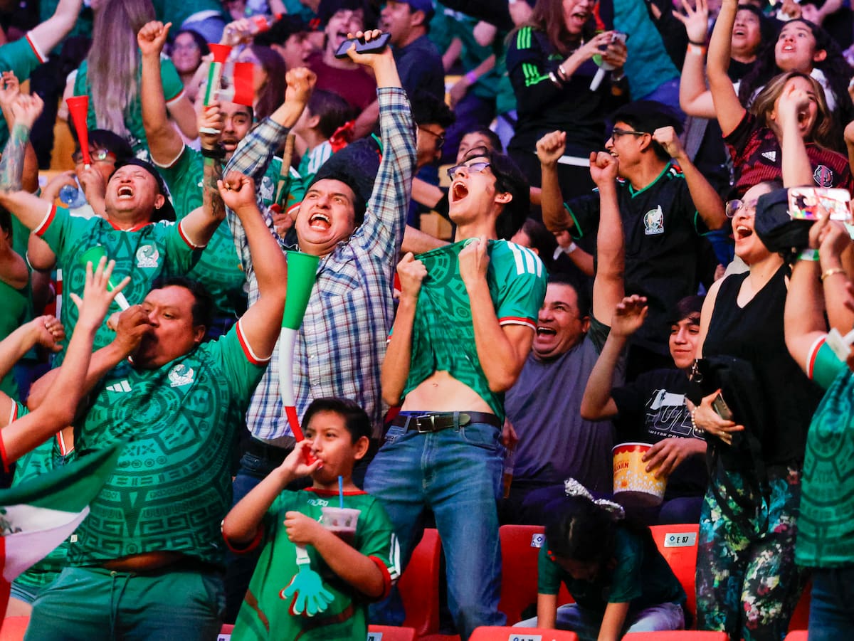 Cachanillas celebran el pase de la Selección Mexicana a los octavos de final de la Copa del Mundo 2026, luego de la victoria sobre Ecuador. Las calles del Centro Cívico se llenaron de aficionados con camisetas y banderas tricolores. (Foto: Juan J. Morales)