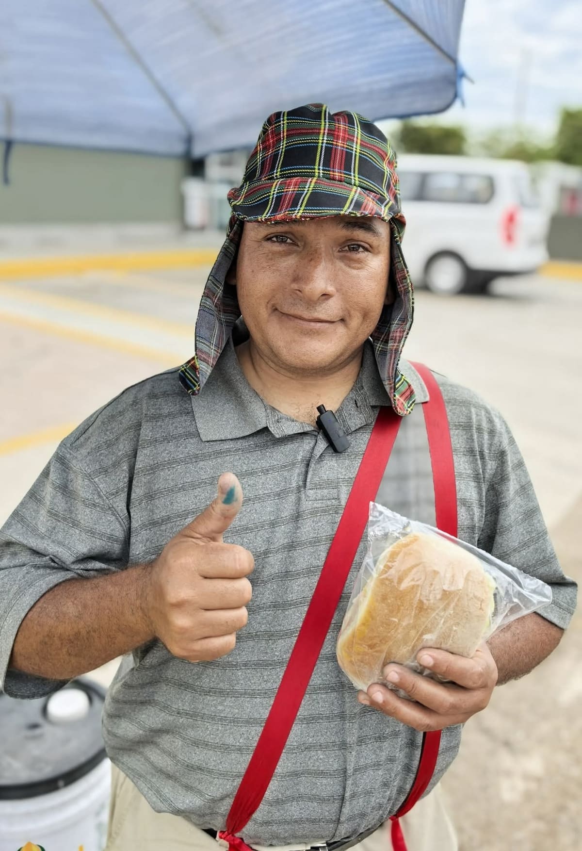 Santos Campbell vende tortas y limonadas vestido del Chavo del 8. | Crédito: Mayra Echeverría (GH)