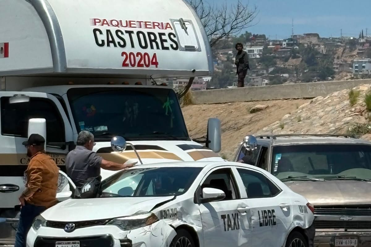 Cruce de hombre en situación de calle provoca choque en Vía Rápida Poniente
