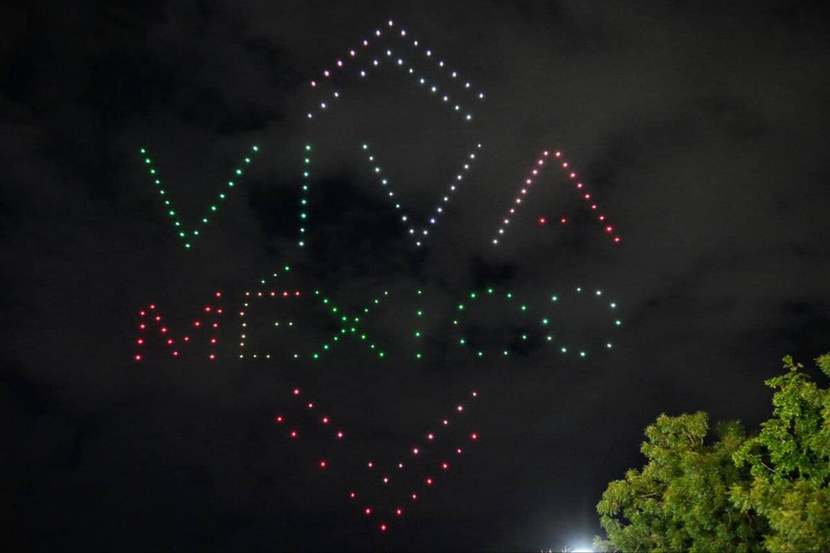 "Viva México" se puede ver en el cielo, en el espectáculo de drones el 15 de septiembre en el estado de Sonora. / Gobierno del Estado de Sonora.