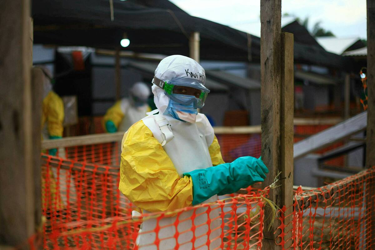 No se transmite a través del aire, agua potable o alimentos cocinados, lo que reduce la posibilidad de contagio en la vida cotidiana de personas sanas. (AP Foto/Al-hadji Kudra Maliro, Archivo)