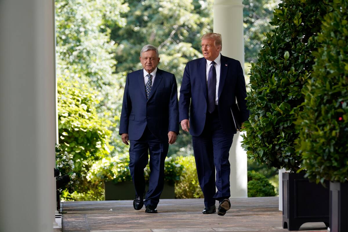 El presidente Donald Trump y su homólogo mexicano Andrés Manuel López Obrador llegan a un evento en la Rosaleda de la Casa Blanca, en Washington, el miércoles 8 de julio de 2020. (AP Foto/Evan Vucci)
