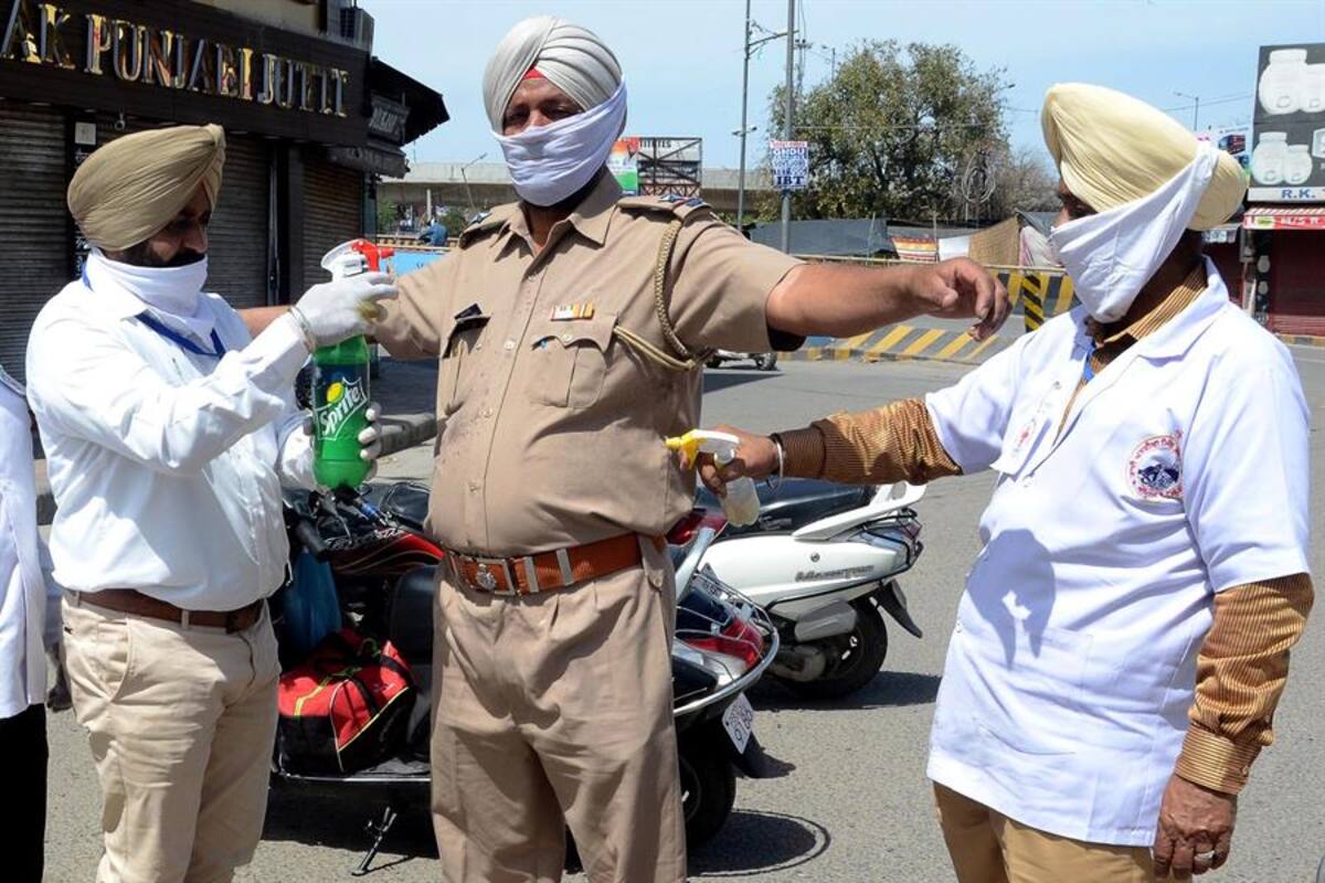 Por violar confinamiento por COVID-19, mexicanos escriben 500 veces "lo siento" en la India