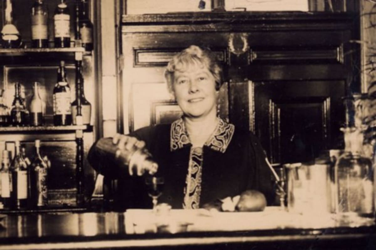 Ella es Ada Coleman, la primera mujer 'bartender' que inventó un famoso coctel