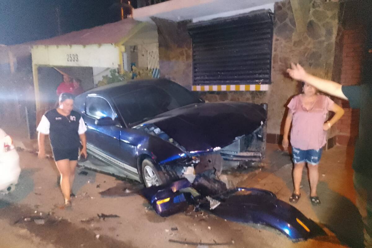 Choca auto y casa, luego se da a la fuga