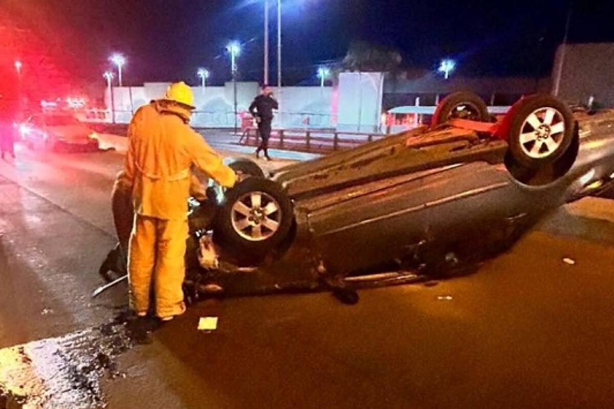 Vuelca vehículo sobre la carretera a San Felipe, una persona lesionada