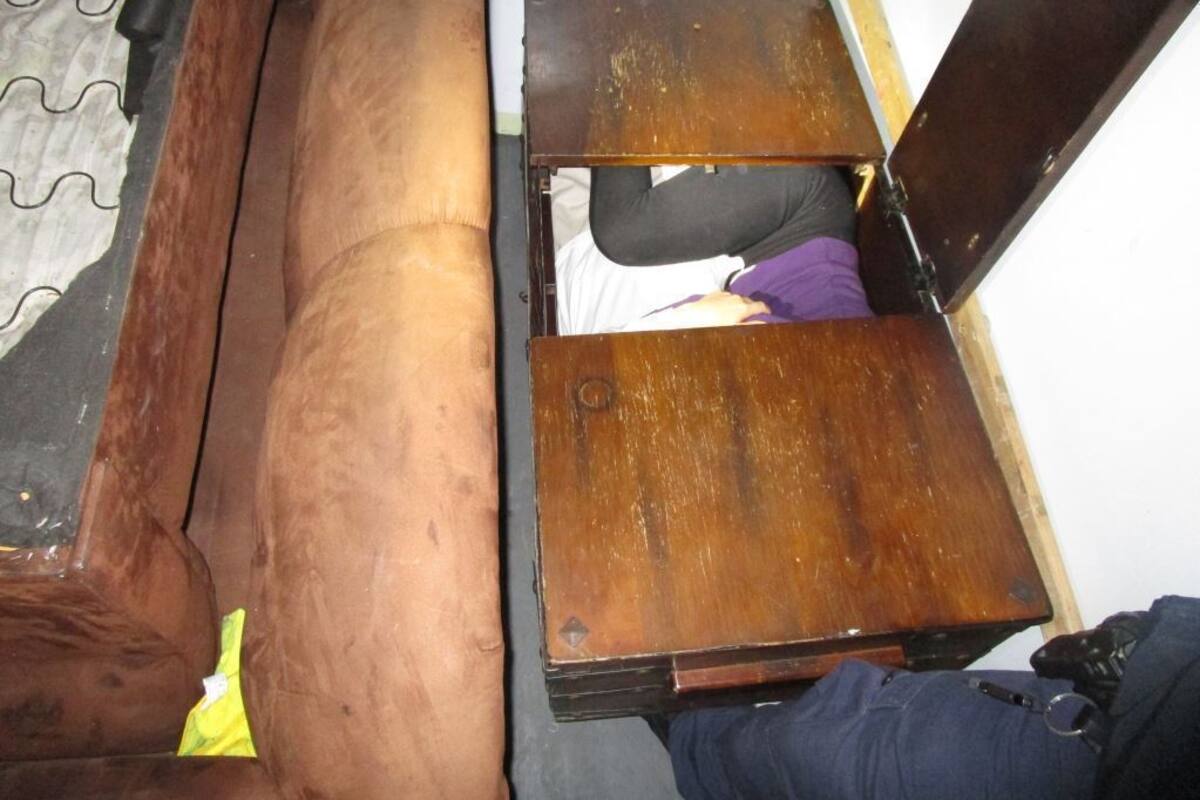 Encuentran a 11 migrantes chinos escondidos en camioneta en garita