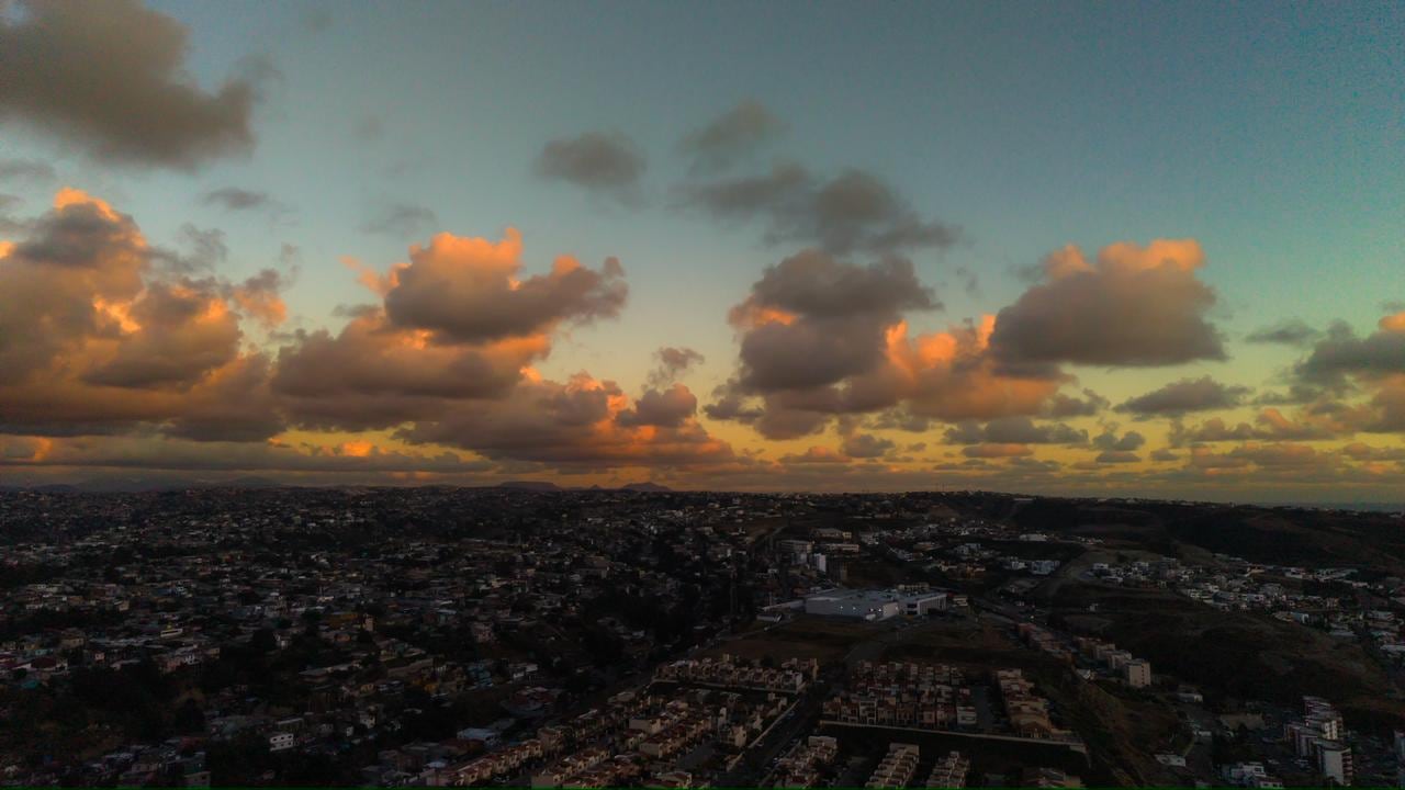 Tras las lluvias, la ciudad cerró el día con tonos cálidos sobre la zona costa.