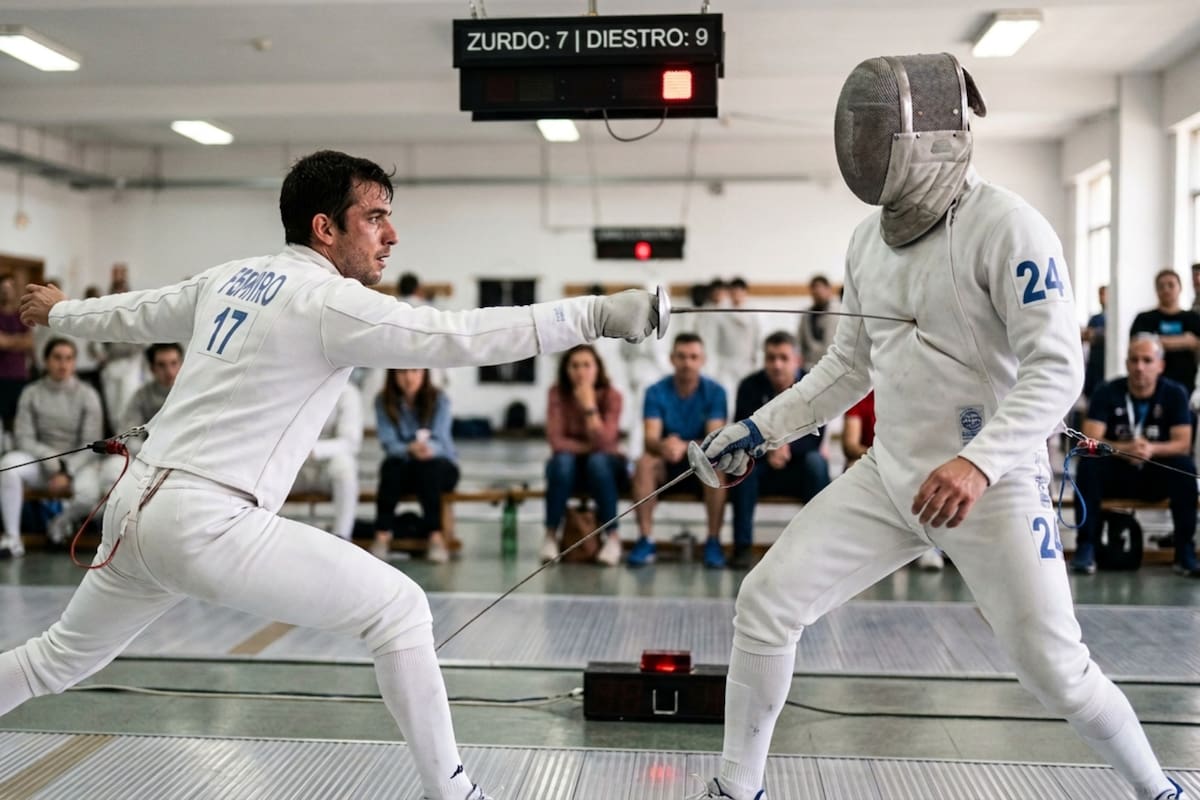 Un estudio concluye que los zurdos siguen existiendo porque la evolución les dio ventaja en la competencia frente a los diestros, especialmente en enfrentamientos directos donde ser minoría puede marcar diferencia en el resultado